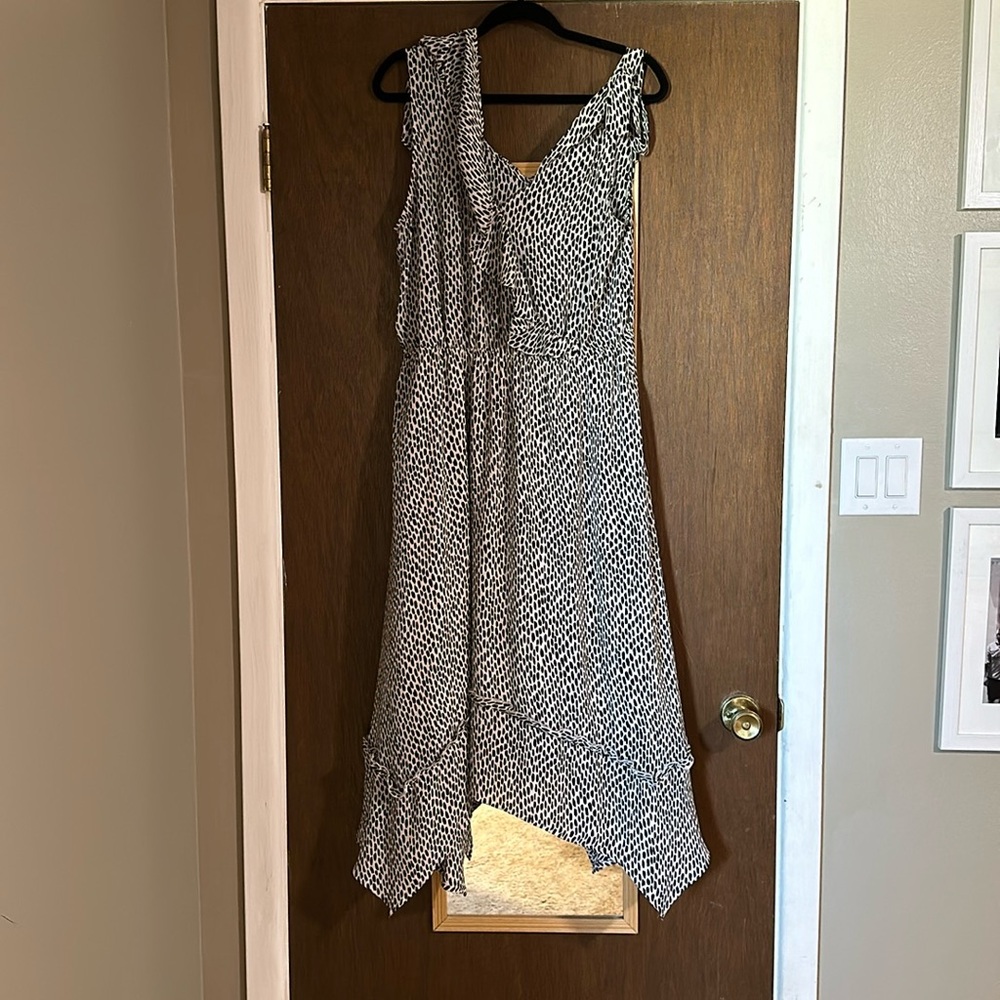 Sleeveless Black and White Dress - Picture 1 of 5